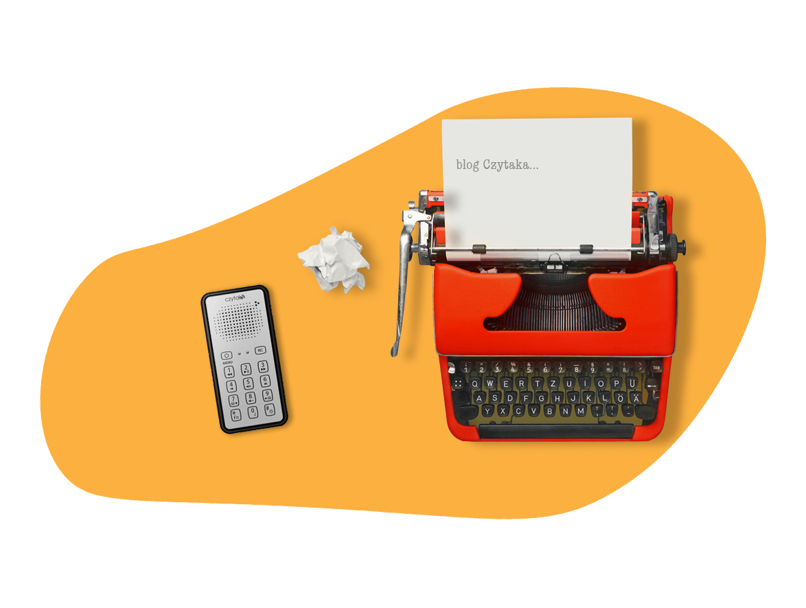 Na tle żółtej chmurki czarno-srebrny Czytak Plus oraz czarno-czerwona maszyna do pisania. W maszynie kartka papieru z napisem: "blog czytaka", obok niej kartka papieru zmięta w kulkę.