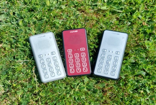 Na wiosennej trawie wachlarzowato ułożone 3 odtwarzacze audiobooków Czytak Plus w kolorach: szaro-srebrnym, czarno-bordowym oraz czarno-srebrnym.