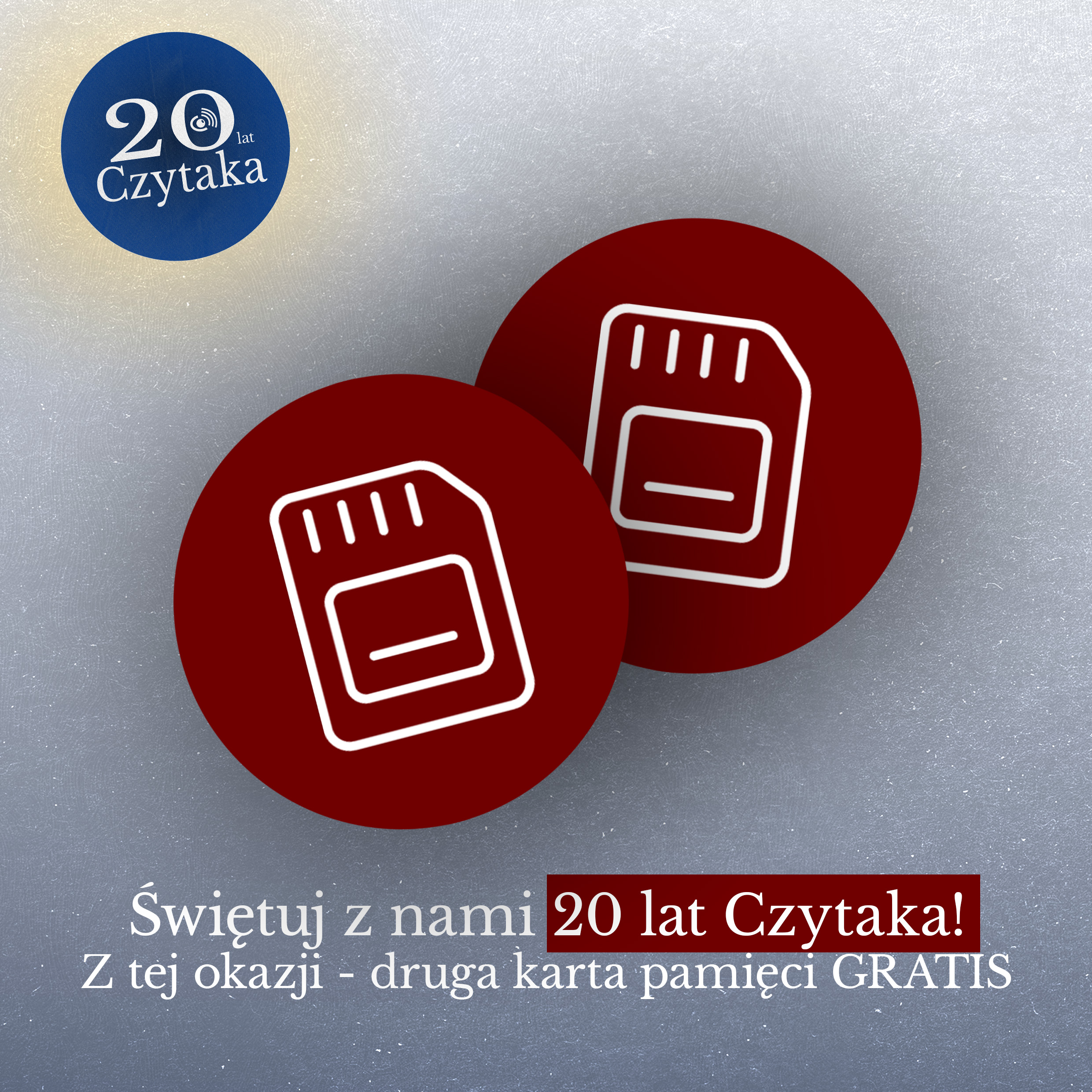 Grafika promocyjna - dwa symbole karty pamięci na bordowym tle, wraz z podpisem "Świętuj z nami 20 lat Czytaka! Z tej okazji - druga karta pamięci GRATIS". W lewym górnym rogu granatowy emblemat "20 lat Czytaka"