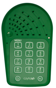Czytak 4 - urządzenie w zielonej obudowie z białą klawiaturą z cyframi i piktogramami. Zdjęcie produktowe.